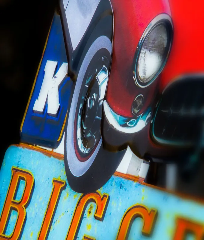 Targa decorativa vintage macchina rossa in alluminio - immagine 3